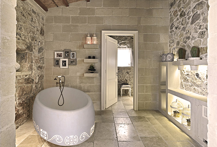 Arredo bagno in pietra naturale o gres effetto pietra a Torino: idee, materiali e costi 2026