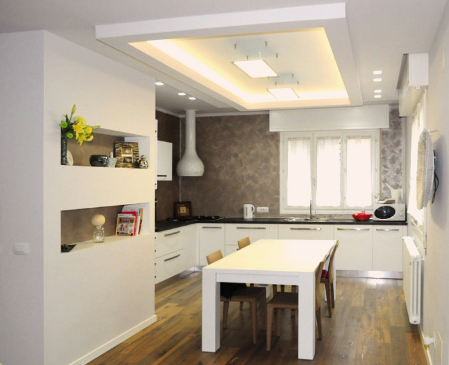 Lavori in cartongesso in cucina a Torino: controsoffitti LED, velette cappa e nicchie frigo Torino - esempio 3