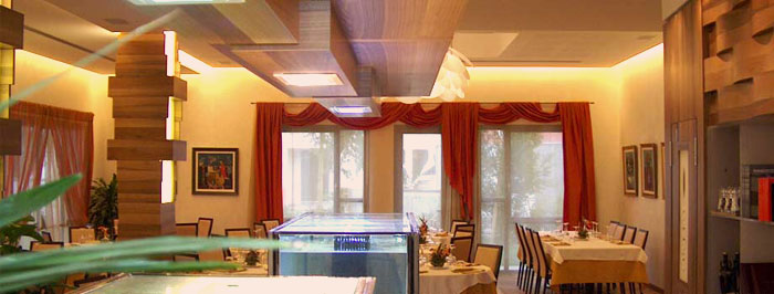 Lavori in cartongesso in cucina a Torino: controsoffitti LED, velette cappa e nicchie frigo