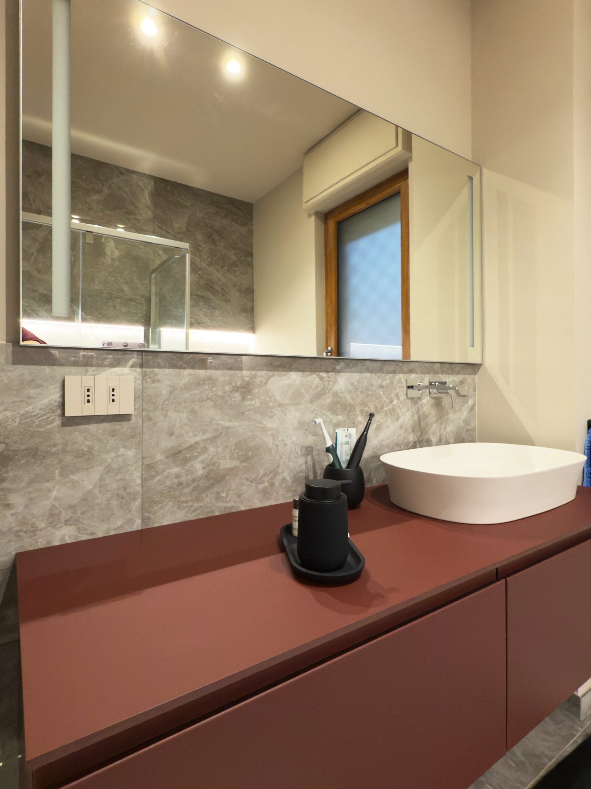 Rifacimento completo dei bagni con rivestimenti in gres e doccia su misura