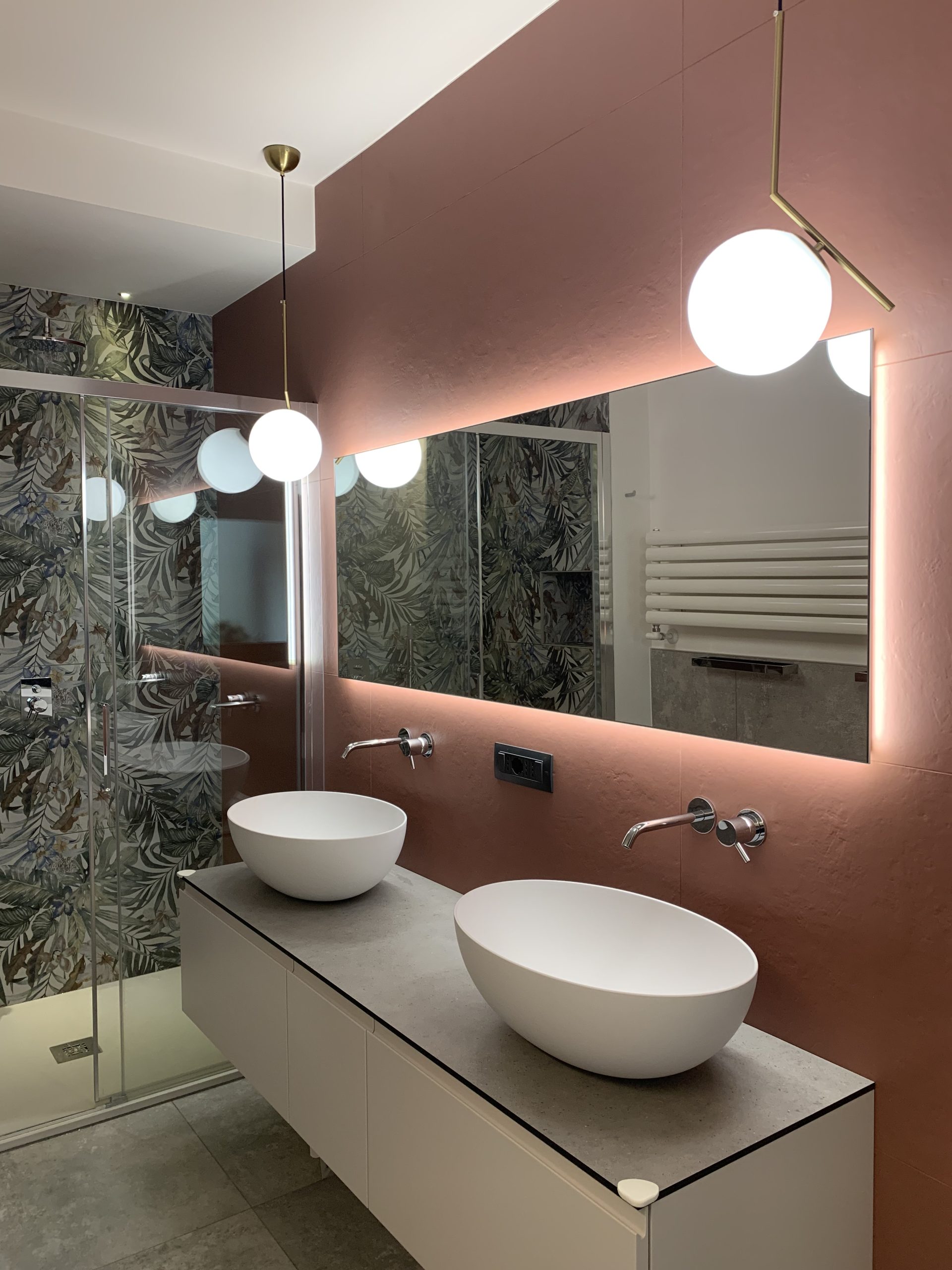 Secondo bagno nei toni caldi con grande doccia walk-in e termoarredo