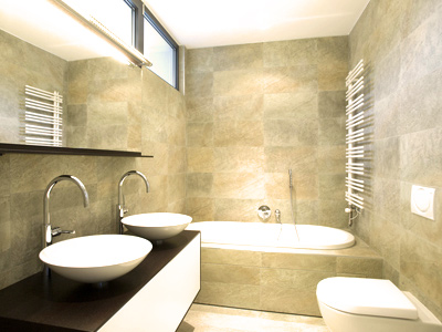 Arredo bagno elegante e di lusso a Torino: gres effetto marmo, rubinetterie oro/bronzo e prezzi Torino - esempio 3